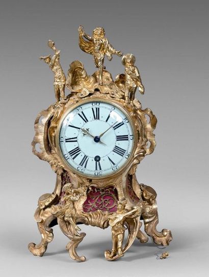 Pendule rocaille en bronze doré ornée de...