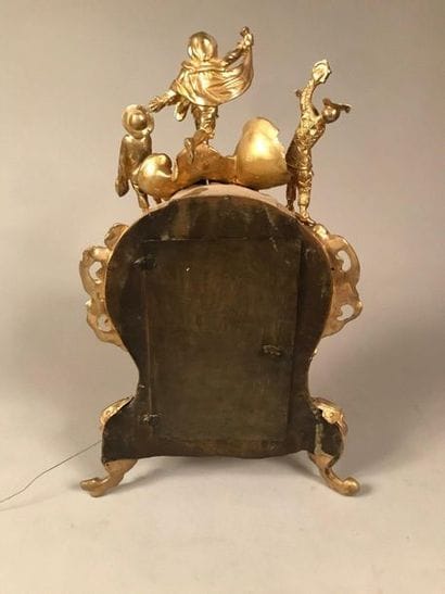 Pendule rocaille en bronze doré ornée de...