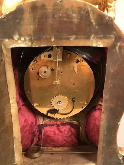 Pendule rocaille en bronze doré ornée de...
