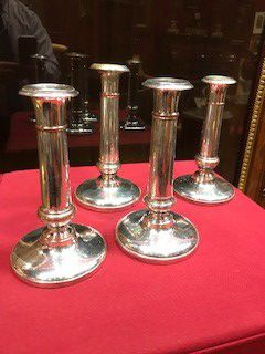 Quatre petits flambeaux cylindriques en métal...