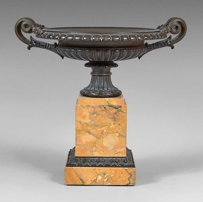 Grande coupe en forme de cratère antique...