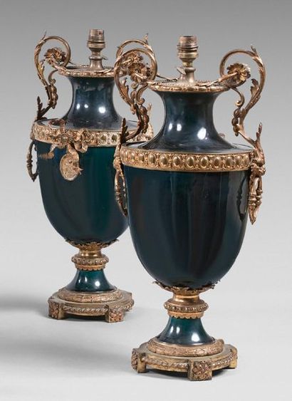 Paire de vases balustres en céramique bleue...