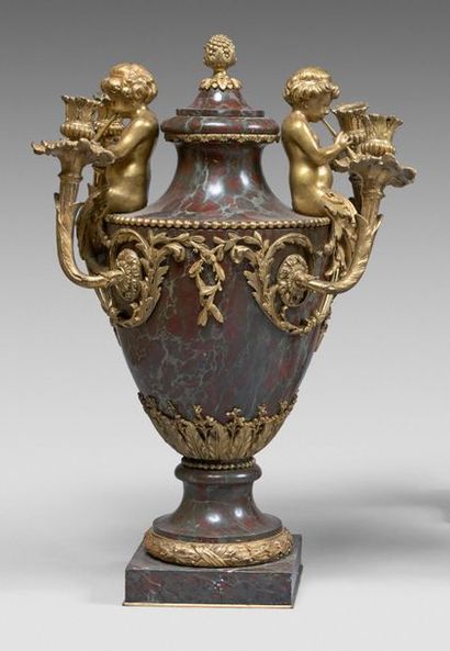 Vase couvert ovoïde en marbre rouge griotte...