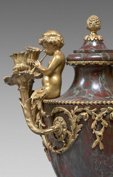 Vase couvert ovoïde en marbre rouge griotte...