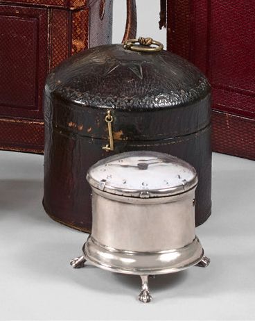 Petite pendule de table cylindrique en argent...