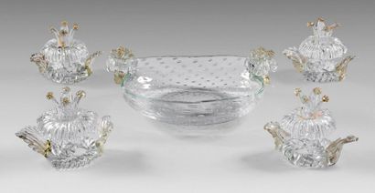 Coupe ovale et quatre bougeoirs bas en verre...