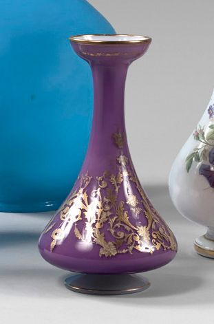 Petit vase à oignon en opaline violonée à...