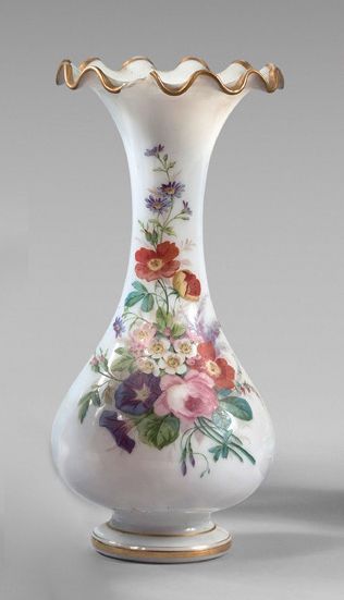 Vase en opaline blanche orné de fleurs polychromes.
Col...