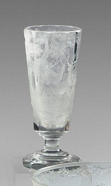 Grand verre de forme tulipe à pans sur piédouche...