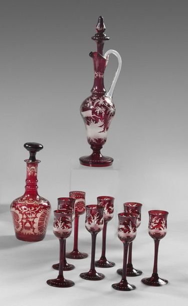 Aiguière, flacon couvert et huit verres à...