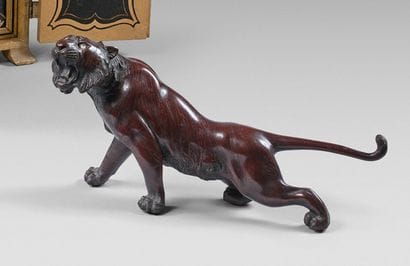 Tigre rugissant.
Statuette en bronze patiné,...
