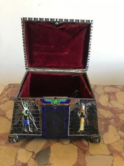 Coffret à bijoux en argent en forme de temple...