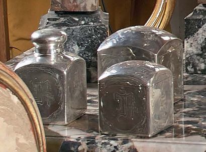 Trois boîtes à thé couvertes en argent russe...