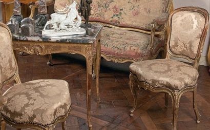 Paire de chaises à dossier cabriolet en bois...