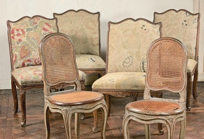 Suite de quatre chaises en chêne à dossier...
