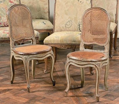 Paire de chaises cannées à dossier plat cintré...