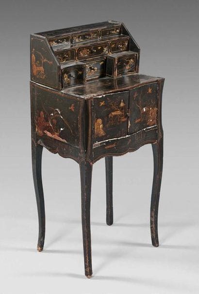 Petit bureau à gradin à décor laqué noir...
