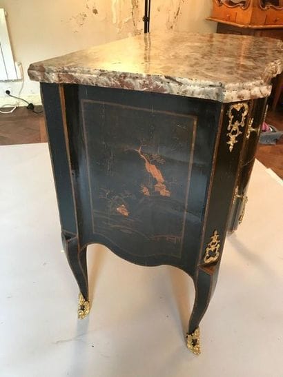Petite commode à façade à léger ressaut à...