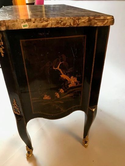 Petite commode à façade à léger ressaut à...