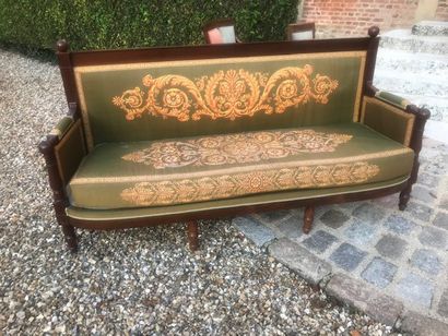 Large banquette d'appui en acajou à dossier...