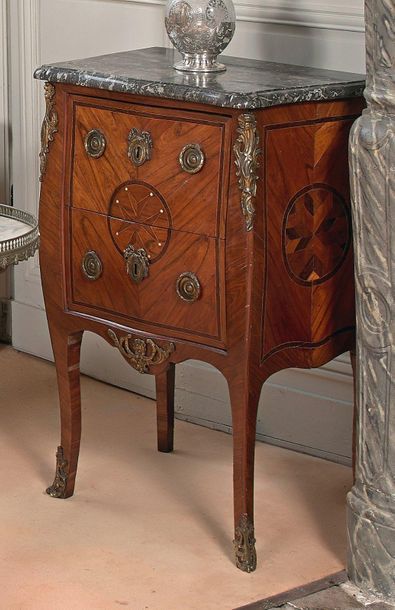 Petite commode ouvrant à deux tiroirs sans...