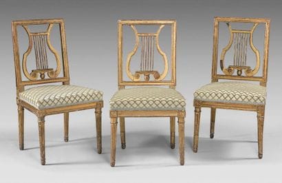 Trois chaises en bois doré à dossiers ajourés...