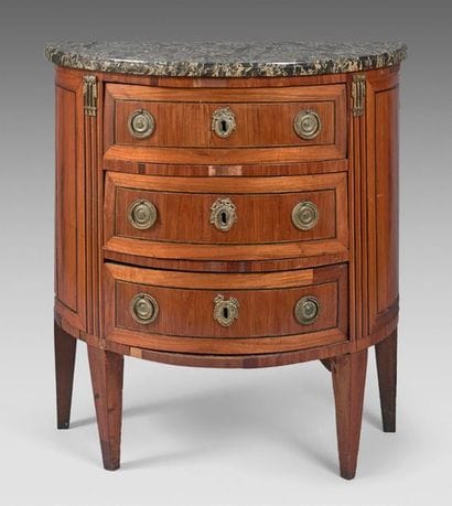 Petite commode demi-lune en placage de bois...