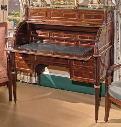 Bureau cylindre en acajou et moulures de...