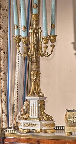 Paire de candélabres en bronze doré et marbre...