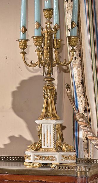 Paire de candélabres en bronze doré et marbre...