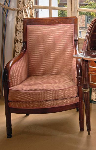 Bergère en acajou à dossier plat. Pieds antérieurs...