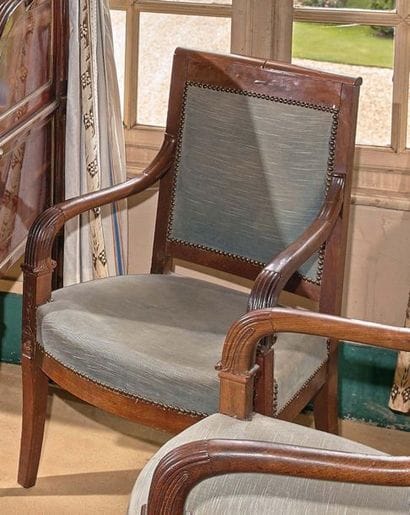 Paire de fauteuils en acajou, accotoirs à...
