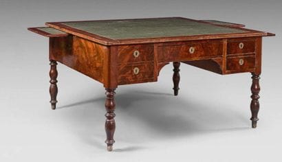 Bureau plat carré double face en acajou ouvrant...
