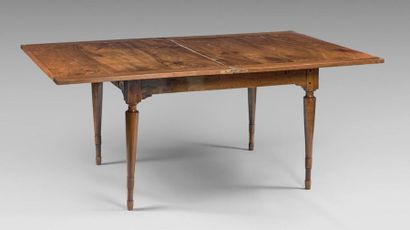 Grande table à plateau dépliant en bois fruitier....