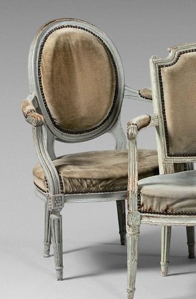 Fauteuil cabriolet médaillon en hêtre relaqué...