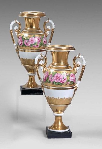 PARIS
Paire de vases munis d'anses à décor...