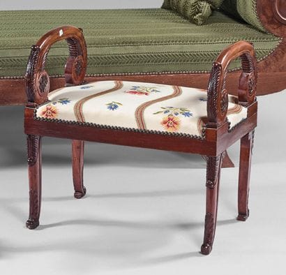 Petite banquette d'entre-deux en bois teinté...