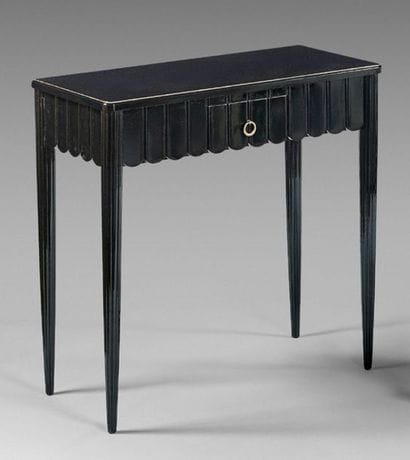 Petite console à ceinture festonnée en bois...