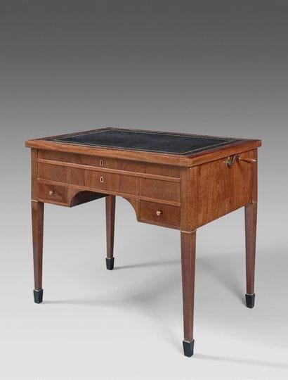 Table bureau en placage d'acajou à plateau...