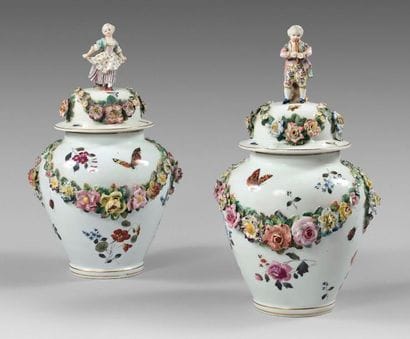 Allemagne
Paire de vases couverts à décor...