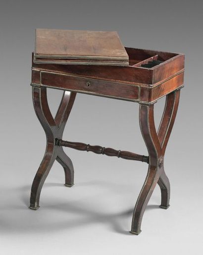 Table à jeux en acajou et moulures de laiton...