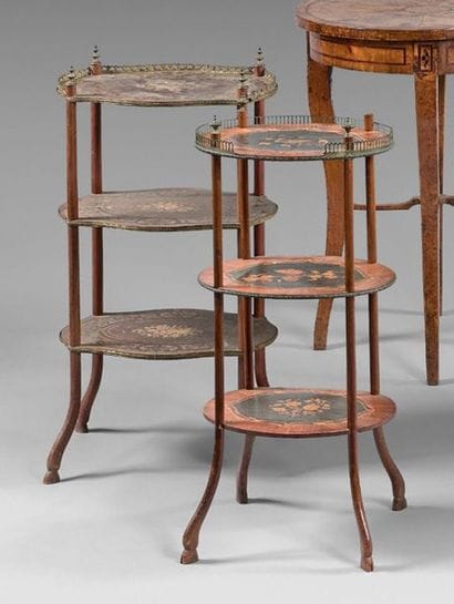Deux petites tables à thé légères, trois...