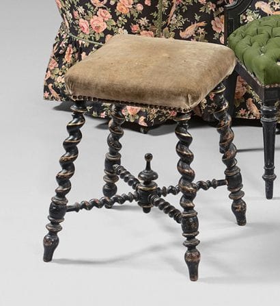 Tabouret de piano en bois laqué noir et doré....