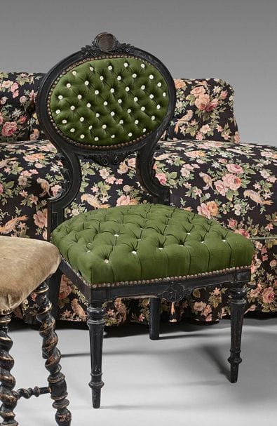 Chaise basse capitonnée à dossier plat médaillon...