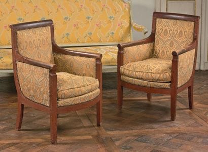 Paire de bergères à dossier légèrement renversé...
