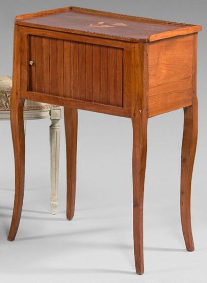 Petite table en bois fruitier marqueté d'une...