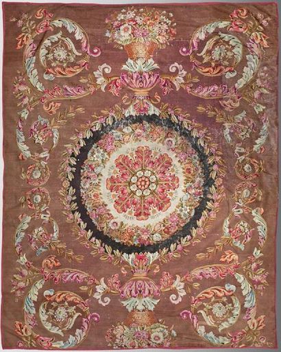Tapis d'Aubusson orné d'une rosace centrale...