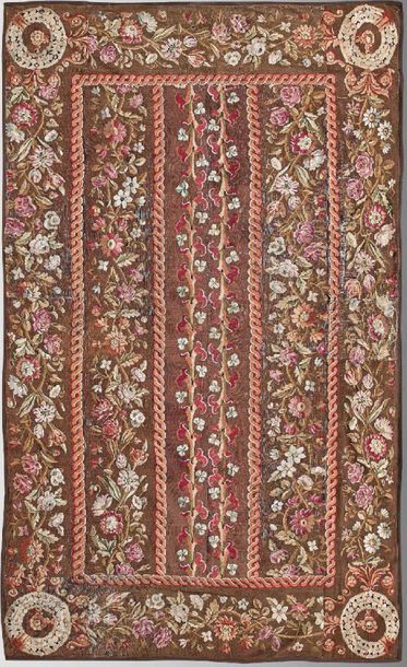 Tapis d'Aubusson orné de bandes de rinceaux...
