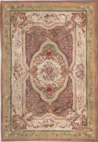 Tapis d'Aubusson orné d'un médaillon central...
