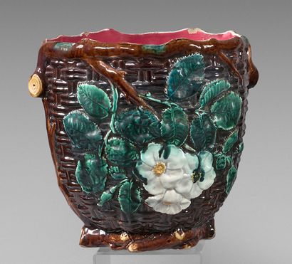 Grand cache-pot en barbotine à décor polychrome...